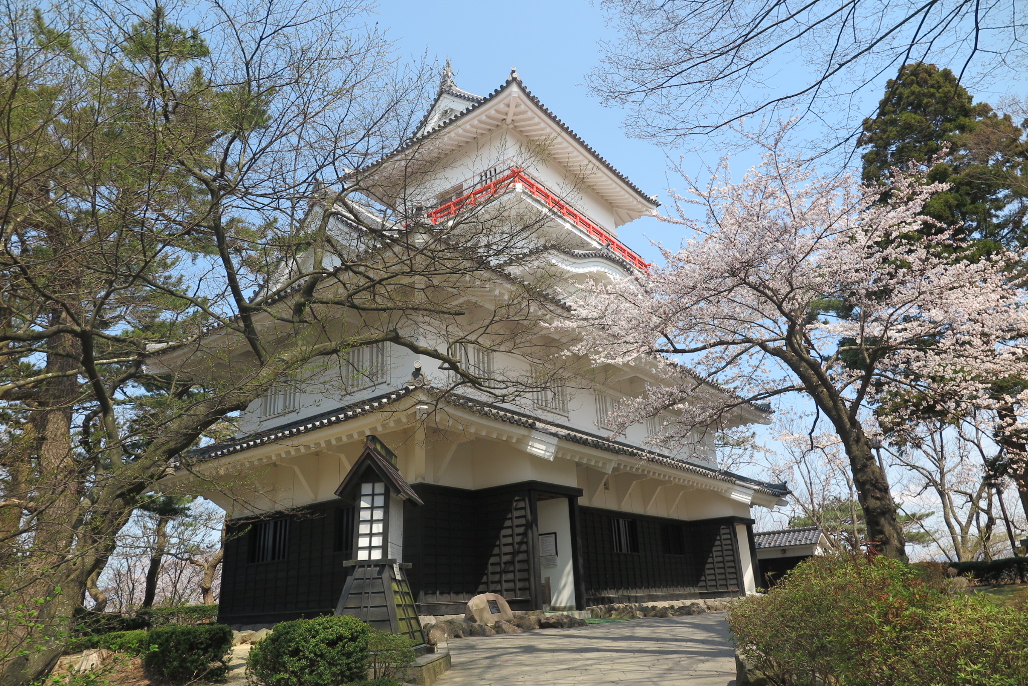 四季を彩る市民憩いの城跡公園の画像